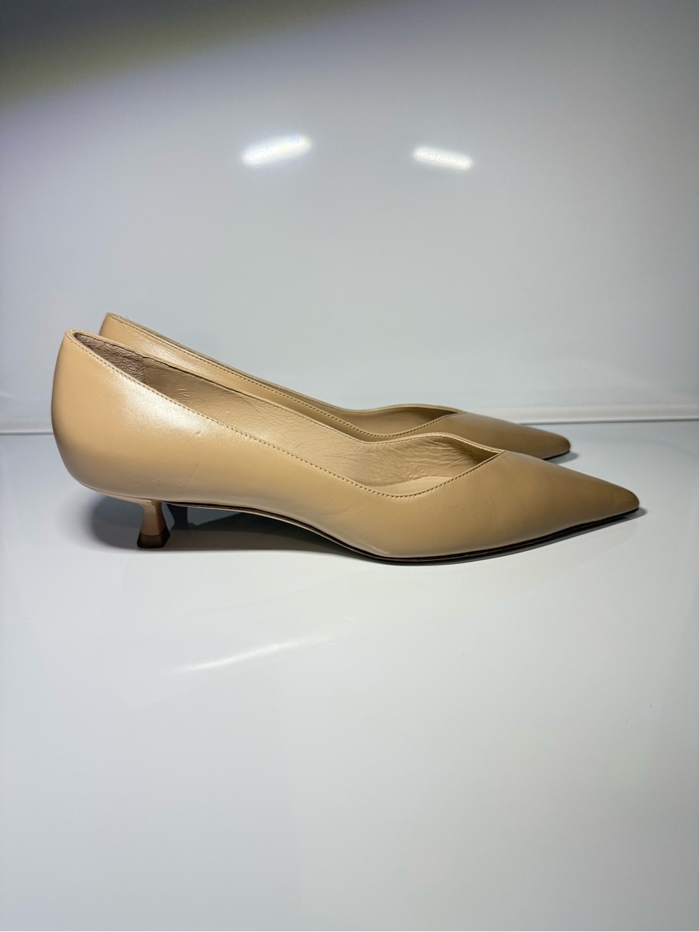 Stuart Weitzman Pointed Toe Low Kitten Heels - Beige size 7